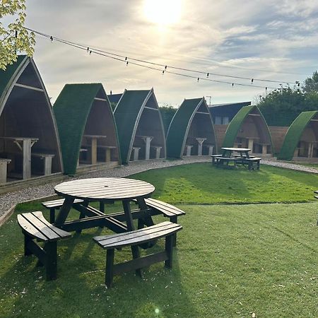 Black Bull Retreat, Barmston With Private Hot Tubs Driffield Exterior photo